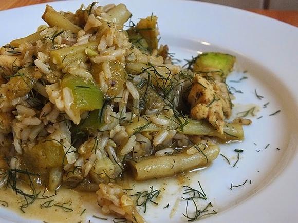 Kurczak curry z brązowym ryżem, kiełkami i warzywami