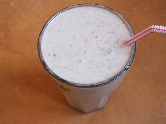 Kefir żurawinowo-bananowy z gruszką, otrębami i miodem