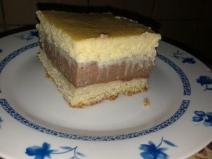 Budyniowe ciasto z serkiem waniliowym na kruchym spodzie