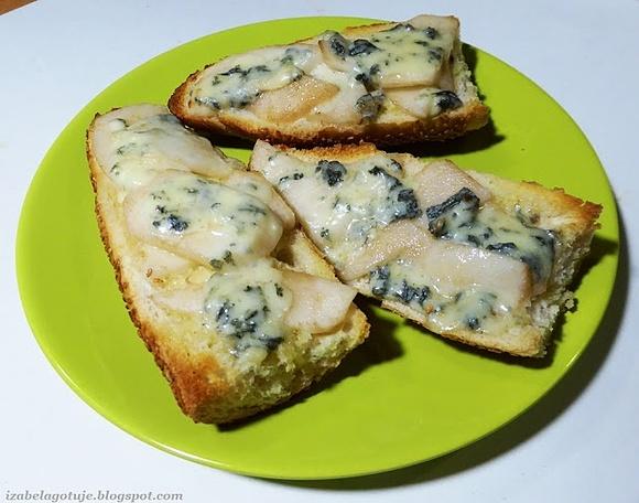 Grzanki z gorgonzolą i gruszką