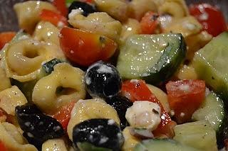 Sałatka grecka z tortellini i warzywami