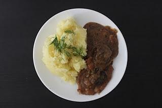 Schab w sosie z suszonych śliwek
