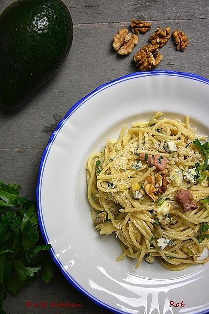 Makaron spaghetti z włoskimi orzechami