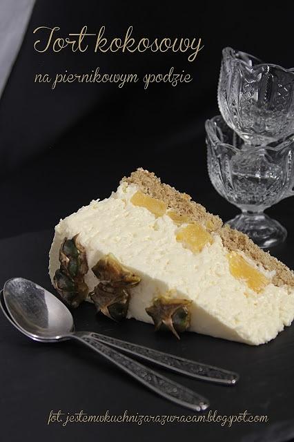 Tort z musem kokosowym ananasem i biszkoptem piernikowym
