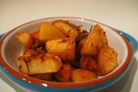 Patatas bravas - hiszpańskie tapas - przepis jamiego oliviera
