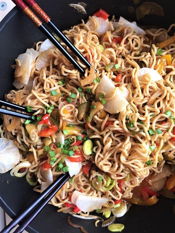 Makaron mie z warzywami w sosie sojowym i cukrem trzcinowym