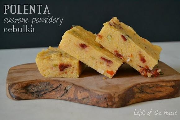 Polenta z suszonymi pomidorami i cebulką