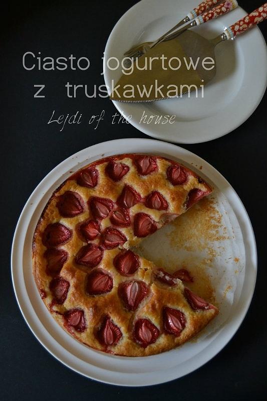 Ciasto jogurtowe cytrynowe z truskawkami