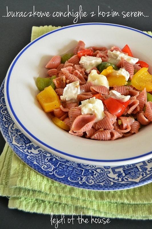 Conchiglie buraczkowe z kolorowymi paprykami, kozim serem i pesto