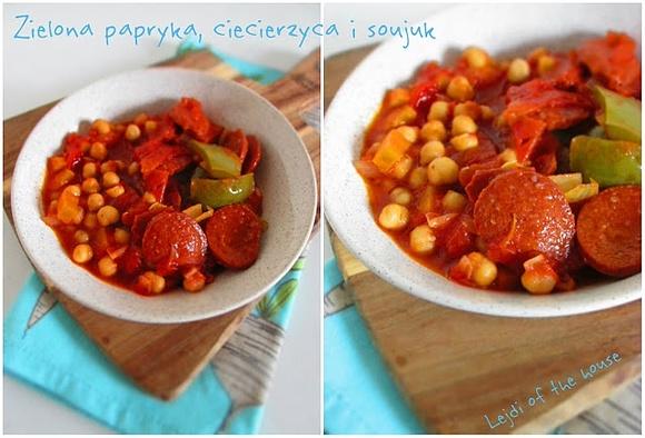 Zielona papryka z sujuk i ciecierzycą