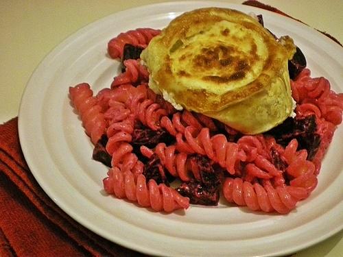 Fusilli z buraczkami i kozim serem pleśniowym