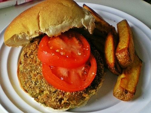 Burgery z ciecierzycy i kolendry