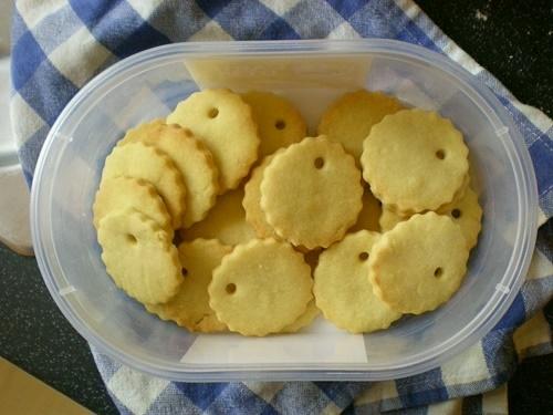 Angielski kruchy ciastko z clotted cream