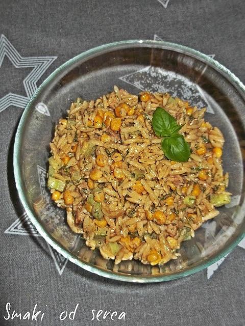 Sałatka z kurczakiem i makaronem orzo
