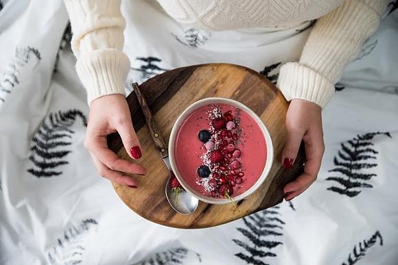 Smoothie bowl przepis na wegetariańskie śniadanie