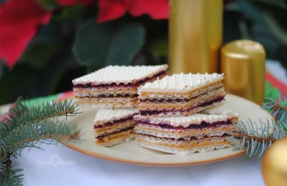 Wafle z masą kajmakową i powidłami