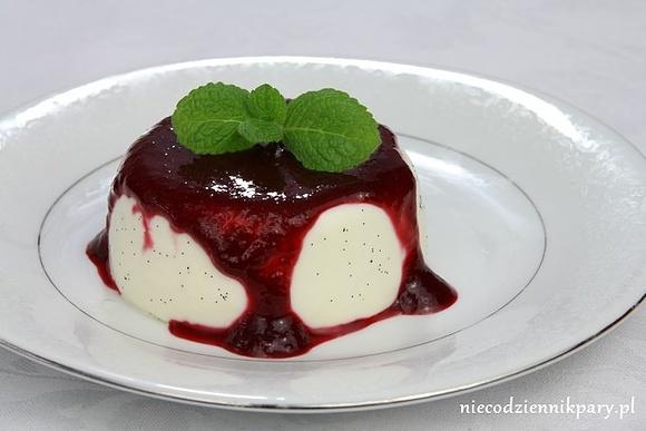 Panna cotta - klasyczny włoski deser z malinami
