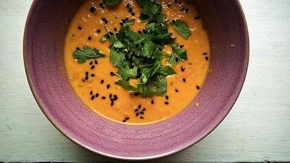 Zupa krem z marchewki z pastą curry i mlekiem kokosowym