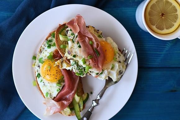 Tost z jajem, cukinią i prosciutto crudo