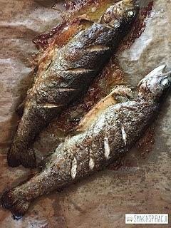 Pstrąg z piekarnika z pieczonymi ziemniakami