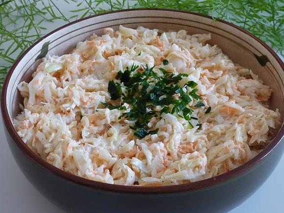 Surówka coleslaw z białej kapusty i marchwi