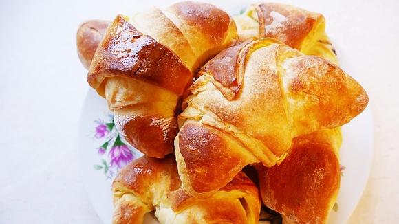 Warstwowe Rogale Drożdżowe chrupiące z zewnątrz i miękkie w środku