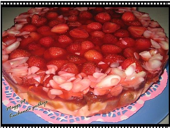 Tarta z truskawkami i kremem jogurtowym