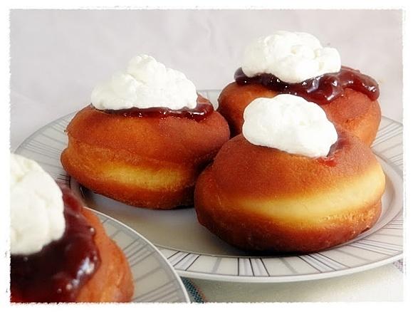 Pączki bawarskie z powidłami i bitą śmietaną