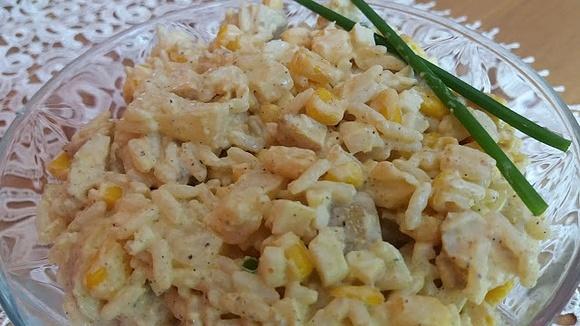 Sałatka ryżowa z ananasem i kurczakiem curry