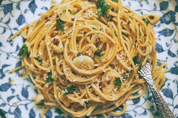 Spaghetti aglio olio z czosnkiem i chili