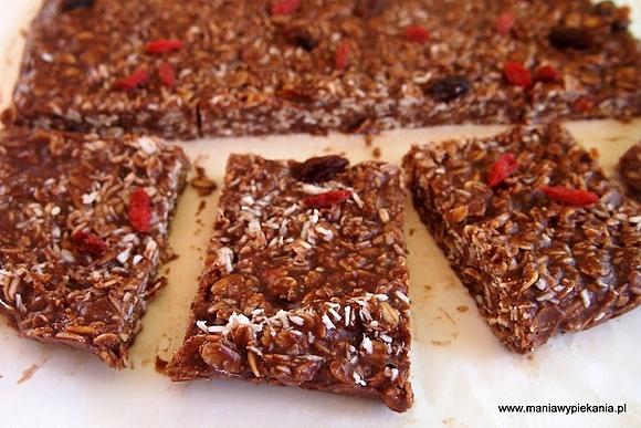 Czekoladowe batoniki owsiane z goji, rodzynek i kokosem bez pieczenia