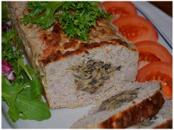 Pieczeń rzymska z farszem pieczarkowo-serowym