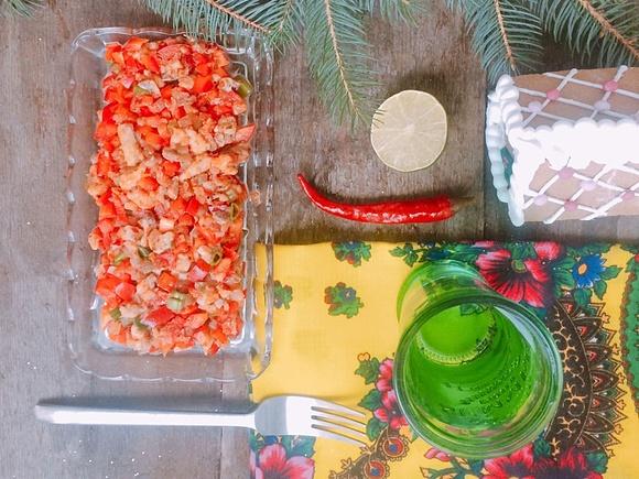 Tatar ze śledzia pikantny z papryką, ogórkiem i chilli