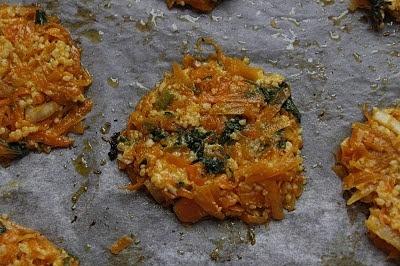 Pieczone placuszki z dynią, szpinakiem i kaszą jaglaną