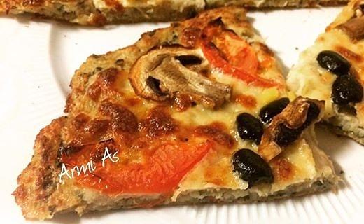 Pizza na spodzie ziemniaczanym z mozzarellą, pomidorem, pieczarkami i oliwkami