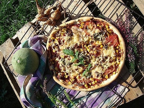 Jesienna pizza z kurkami i szalotką