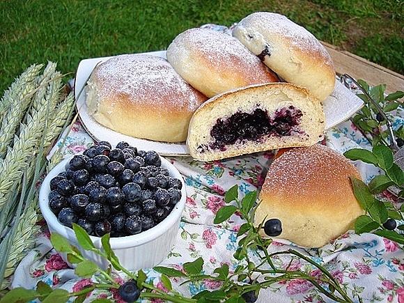 Jagodzianki – słodkie bułki z jagodami i drożdżami