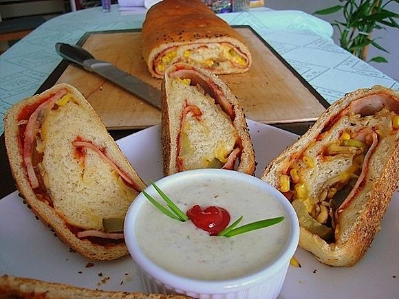 Stromboli - rodzaj zrolowanej pizzy z różnymi nadzieniami