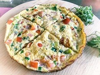 Omlet z awokado i pomidorkami