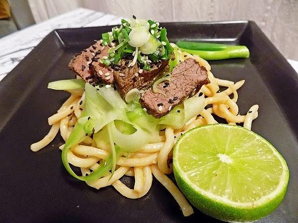 Noodle z wołowiną w sosie teriyaki