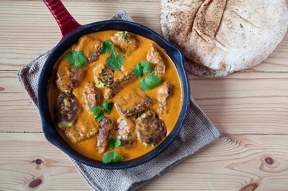 Pulpety z cukinii i ziemniaków w sosie curry z mleczkiem kokosowym