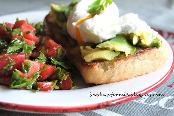 Bruschetta z awokado i jajkiem w koszulce