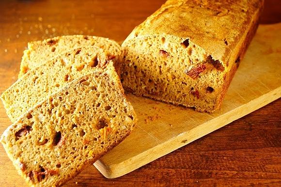Chleb pszenny na zakwasie z czosnkiem, bazylią i suszonymi pomidorami