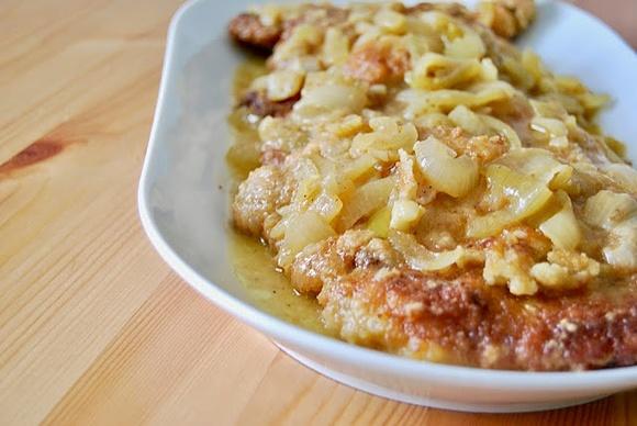 Kotlety schabowe duszone w sosie musztardowo-cebulowym
