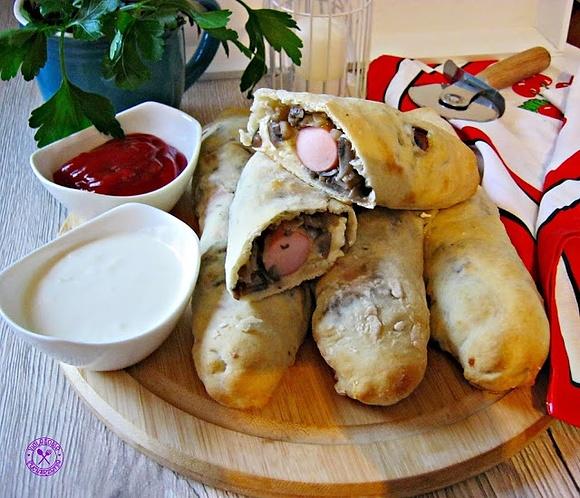 Drożdżowe hot dogi z pieczarkami i serem feta