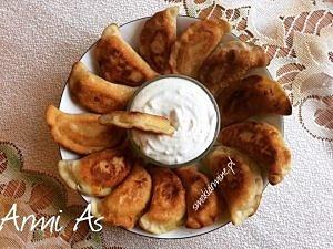 Pierożki z ziemniaczano-twarogowo-dyniowym nadzieniem na ciasto curry