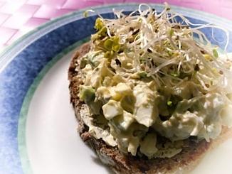 Pasta z awokado i kiełkami