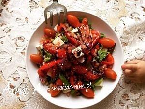 Sałatka ze smażoną papryką i cebulą czerwoną