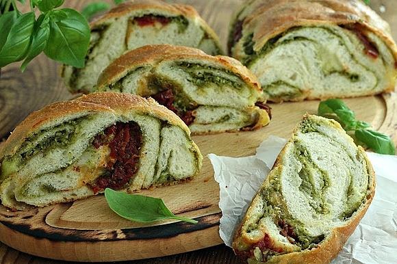 Warkocz z pesto i pomidorami
