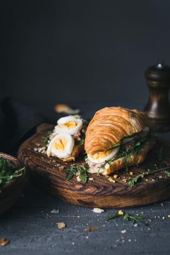 Croissant z tuńczykiem i jajkiem
